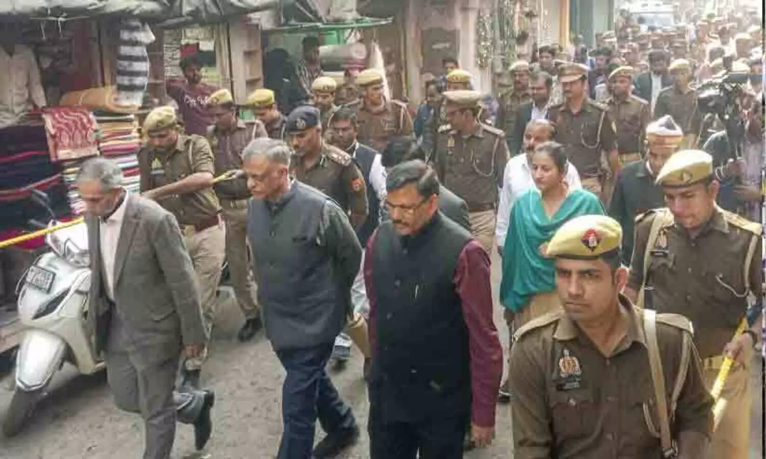 ജുഡീഷ്യൽ കമീഷൻ സംഭൽ മസ്ജിദ് സന്ദർശിച്ചു, 15 മിനിറ്റോളം പരിശോധിച്ചു; പള്ളിയുടെ നിയന്ത്രണം ആവശ്യപ്പെട്ട് എ.എസ്.ഐ