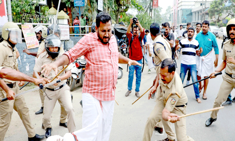 ക​ല​ക്ട​റേ​റ്റ് മുറ്റത്ത് പ്ര​തി​ഷേ​ധച്ചൂട്, ലാത്തിച്ചാർജ്