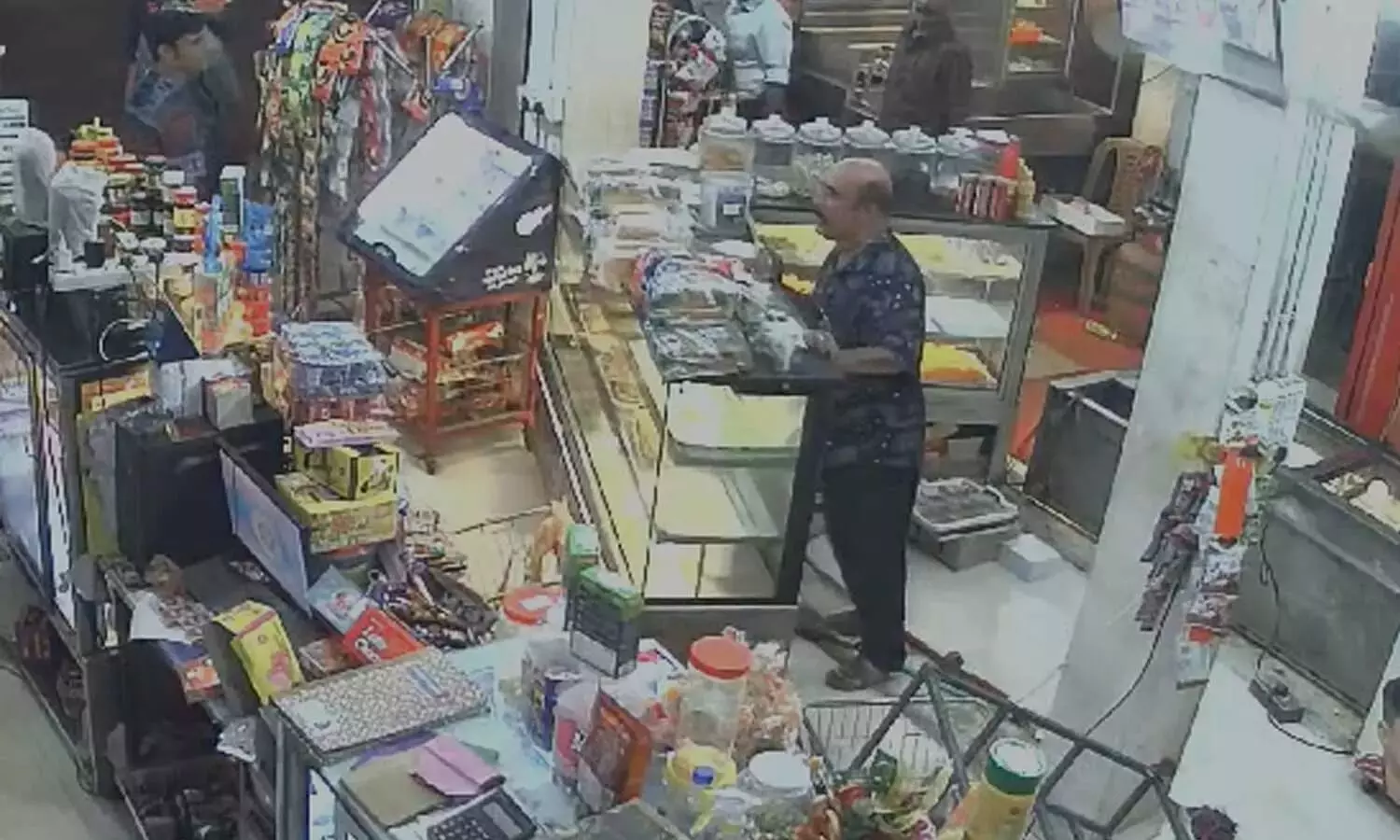 50 രൂപയെ ചൊല്ലി തർക്കം; ബേക്കറി അടിച്ചുതകർത്തു