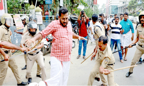 ക​ല​ക്ട​റേ​റ്റ് മുറ്റത്ത് പ്ര​തി​ഷേ​ധച്ചൂട്, ലാത്തിച്ചാർജ്