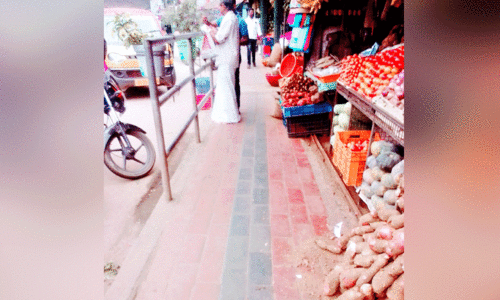 ന​ട​ക്കാ​ൻ പ​റ്റാ​തെ മീ​ന​ങ്ങാ​ടി​യി​ലെ ന​ട​പ്പാ​ത; അ​ധി​കൃ​ത​ർ​ക്ക് നി​സ്സം​ഗ​ത