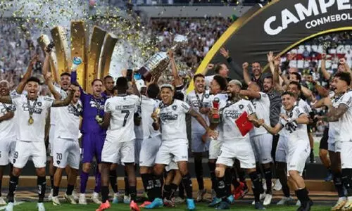 കോപ ലിബർ​ട്ടഡോറസിൽ ബൊട്ട​ഫോഗോ മുത്തം