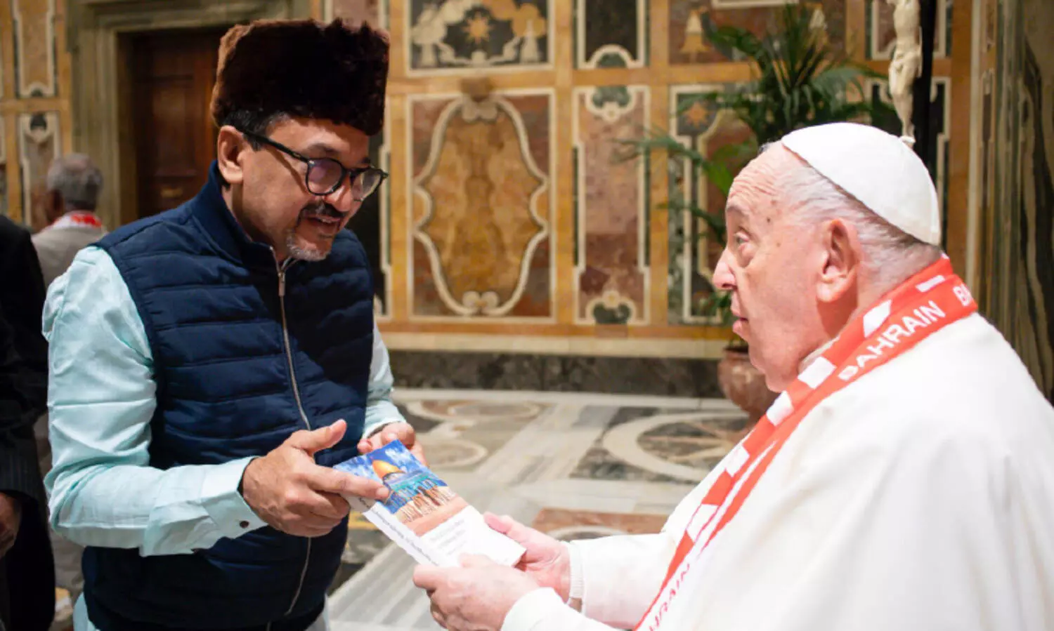 മാര്‍പ്പാപ്പക്ക് സ്‌നേഹോപഹാരം സമ്മാനിച്ച് സാദിഖലി തങ്ങള്‍