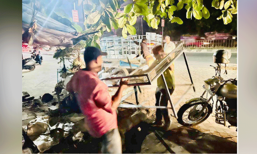 വ്യാപാരികളുടെ എതിർപ്പ്; വഴിവാണിഭക്കാർ സ്ഥാപിച്ച ഇരുമ്പ് സ്റ്റാൻഡുകൾ നീക്കി വ്യാപാരികളുടെ എതിർപ്പ്; വഴിവാണിഭക്കാർ സ്ഥാപിച്ച ഇരുമ്പ് സ്റ്റാൻഡുകൾ നീക്കി