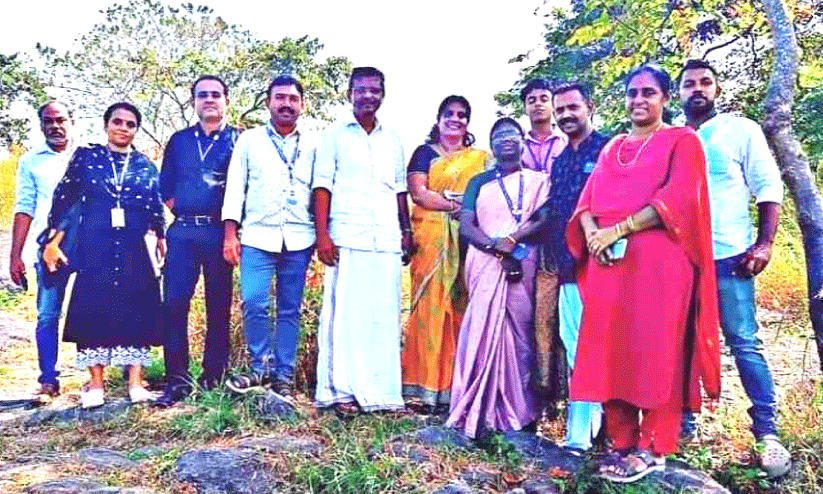 സഞ്ചാരികളെ ഇതിലേ... സഞ്ചാരികളെ ഇതിലേ...