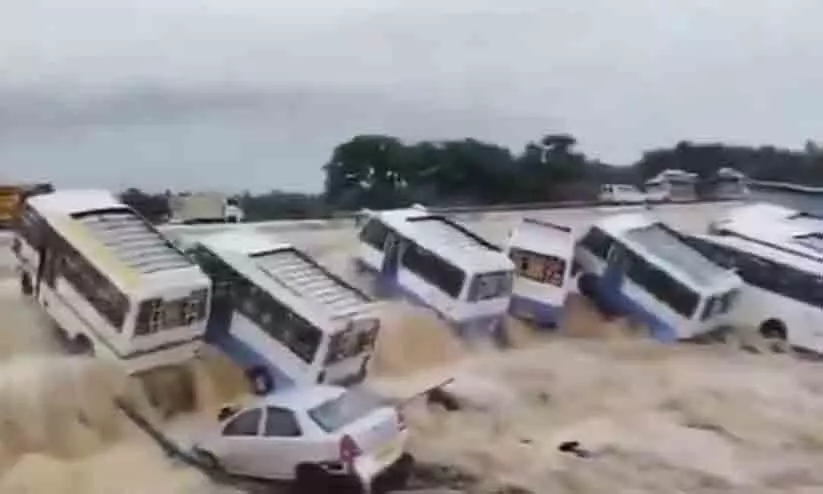 തമിഴ്നാട്ടിലെ കൃഷ്ണഗിരിയില്‍ കനത്ത മഴ; നിര്‍ത്തിയിട്ട ബസ്സുകള്‍ ഒലിച്ചുപോയി - വിഡിയോ