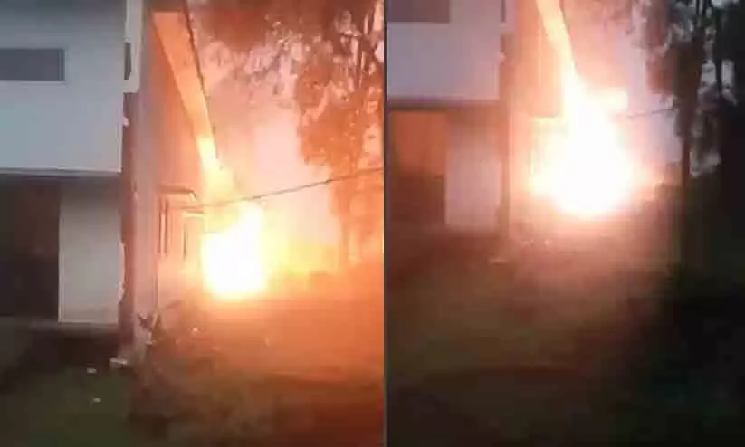 തിരുവല്ല പമ്പ് ഹൗസിൽ വൻ തീപിടിത്തം; കോട്ടയം, ആലപ്പുഴ, പത്തനംതിട്ട ജില്ലകളിലെ 11 പഞ്ചായത്തുകളിലും രണ്ട് നഗരസഭകളിലും ജലവിതരണം മുടങ്ങി തിരുവല്ല പമ്പ് ഹൗസിൽ വൻ തീപിടിത്തം; കോട്ടയം, ആലപ്പുഴ, പത്തനംതിട്ട ജില്ലകളിലെ 11 പഞ്ചായത്തുകളിലും രണ്ട് നഗരസഭകളിലും ജലവിതരണം മുടങ്ങി