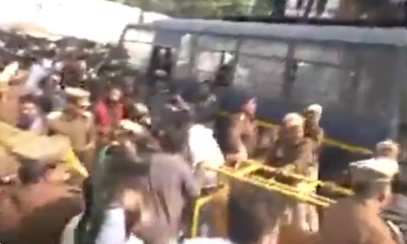 സം​ഭ​ലിലേക്ക് തിരിച്ച കോൺഗ്രസ് സംഘത്തെ തടഞ്ഞ് പൊലീസ്