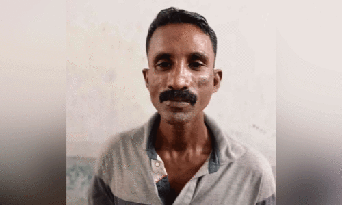 ര​ണ്ട് കൊ​ല​പാ​ത​ക കേ​സു​ക​ളി​ലെ പ്ര​തി മോ​ഷ്ടി​ച്ച വാ​ഹ​ന​വു​മാ​യി പി​ടി​യി​ൽ