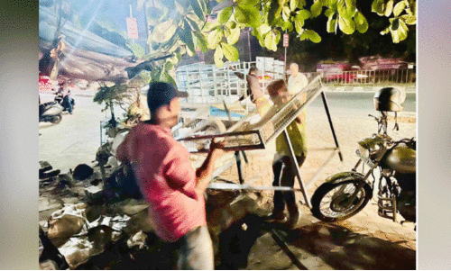 വ്യാപാരികളുടെ എതിർപ്പ്; വഴിവാണിഭക്കാർ സ്ഥാപിച്ച ഇരുമ്പ് സ്റ്റാൻഡുകൾ നീക്കി