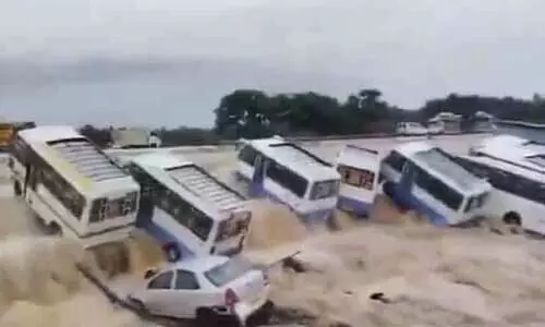 തമിഴ്നാട്ടിലെ കൃഷ്ണഗിരിയില്‍ കനത്ത മഴ; നിര്‍ത്തിയിട്ട ബസ്സുകള്‍ ഒലിച്ചുപോയി - വിഡിയോ