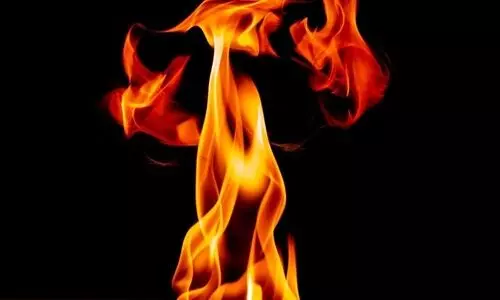 സുഹൃത്തുക്കൾ പെട്രോൾ ഒഴിച്ച് തീകൊളുത്തിയ യുവാവ് മരിച്ചു; ക്രൂരത 20000 രൂപയെ ചൊല്ലി