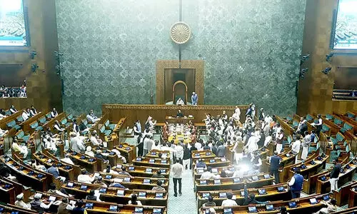 അദാനിയിൽ ഭിന്നത; ഭരണഘടനയിൽ ഐക്യം