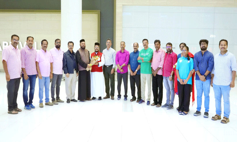 ഫാ. തോമസുകുട്ടിയെ സ്വീകരിച്ചു ഫാ. തോമസുകുട്ടിയെ സ്വീകരിച്ചു