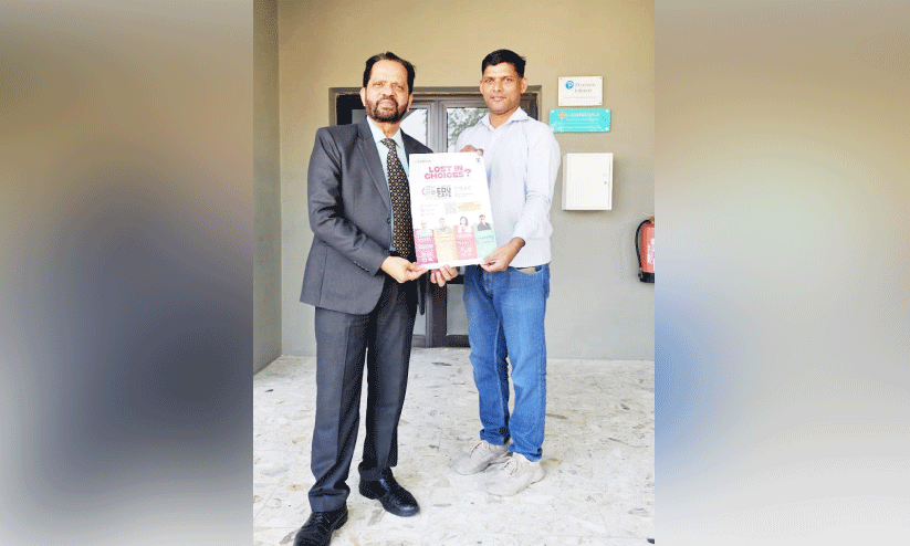 ‘എ​ജു​ക​ഫേ’​ക്ക് ഇ​നി ദി​വ​സ​ങ്ങ​ൾ മാ​ത്രം; ക്വാ​ളി​റ്റി എ​ജു​ക്കേ​ഷ​ൻ സ്കൂ​ൾ  പ്രി​ൻ​സി​പ്പ​ലിന് ബ്രോ​ഷ​ർ കൈ​മാ​റി