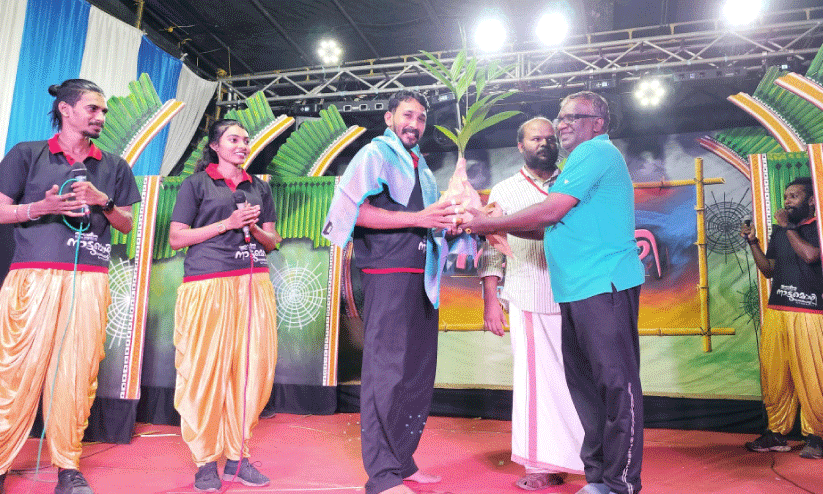 ‘നാട്ടുമൊഴി’യിലെ കലാകാരന്മാർക്ക് ആദരം ‘നാട്ടുമൊഴി’യിലെ കലാകാരന്മാർക്ക് ആദരം