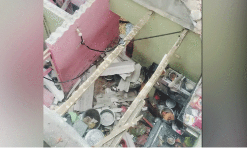 വാ​ത​ക സി​ലി​ണ്ട​ർ പൊ​ട്ടി​ത്തെ​റി​ച്ച് കു​ടും​ബ​ത്തി​ലെ നാ​ലു​പേ​ർ​ക്ക് പ​രി​ക്ക്