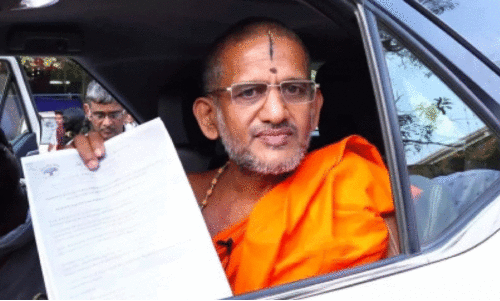 ഭ​ര​ണ​ഘ​ട​ന മാ​റ്റ​ണ്ട, ത​ന്റെ പ്ര​സം​ഗം വ​ള​ച്ചൊ​ടി​ച്ചു -​പേ​ജാ​വ​ർ മ​ഠാ​ധി​പ​തി