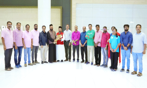 ഫാ. ​തോ​മ​സു​കു​ട്ടി​യെ സ്വീ​ക​രി​ച്ചു