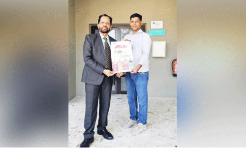 ‘എ​ജു​ക​ഫേ’​ക്ക് ഇ​നി ദി​വ​സ​ങ്ങ​ൾ മാ​ത്രം; ക്വാ​ളി​റ്റി എ​ജു​ക്കേ​ഷ​ൻ സ്കൂ​ൾ  പ്രി​ൻ​സി​പ്പ​ലിന് ബ്രോ​ഷ​ർ കൈ​മാ​റി