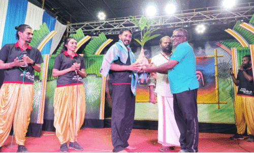 ‘നാട്ടുമൊഴി’യിലെ കലാകാരന്മാർക്ക് ആദരം