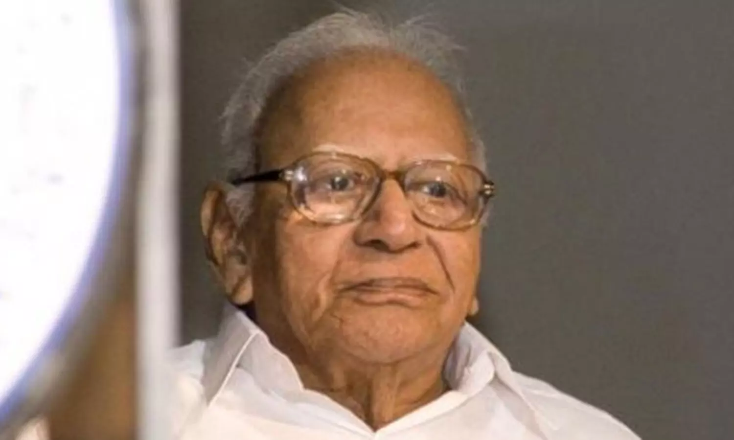 നിയമ സരസ്സിലെ ശ്യാമ ഹംസം