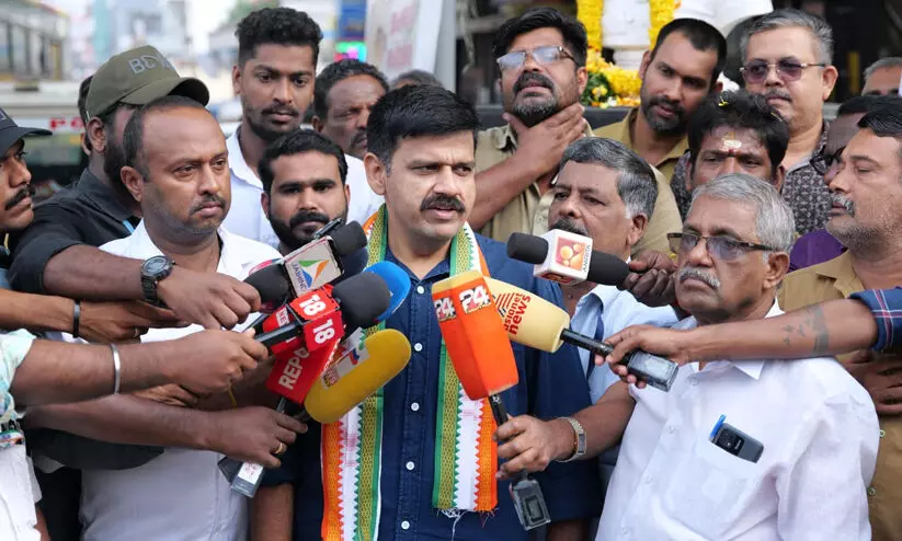 പാലക്കാട് പടപേടിച്ച് പന്തളത്ത് ചെന്ന ബി.ജെ.പിക്ക് അവിടെ പന്തം കൊളുത്തി പട -സന്ദീപ് വാര്യർ