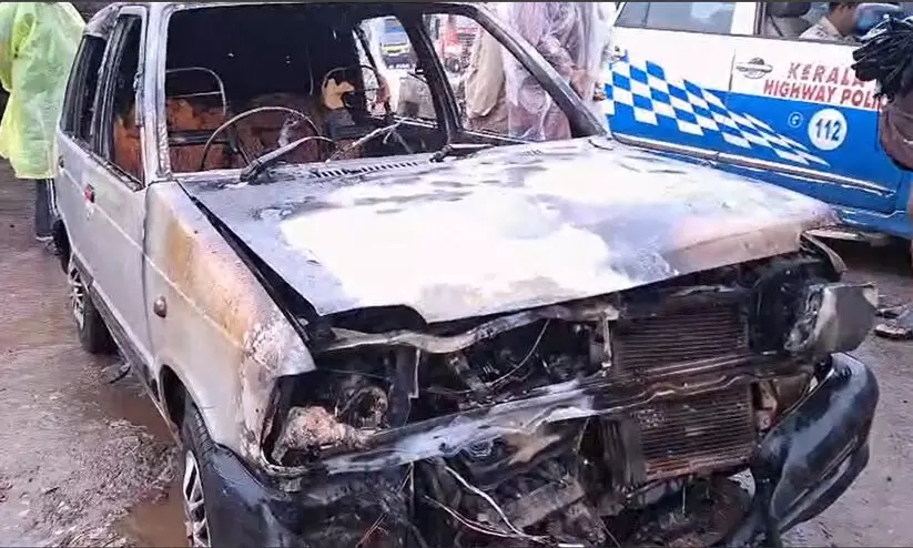 വടകരയിൽ ഓടിക്കൊണ്ടിരുന്ന കാർ കത്തി നശിച്ചു; ഡ്രൈവർ രക്ഷപ്പെട്ടു