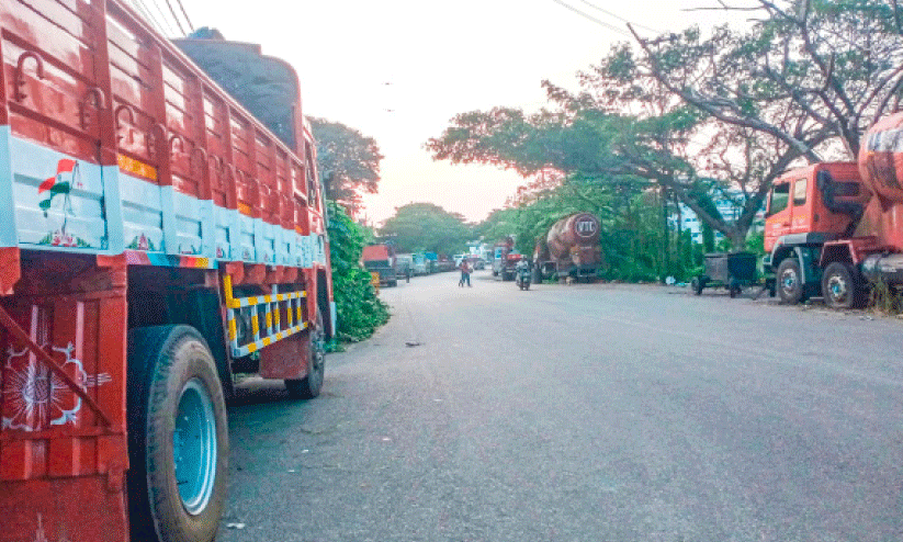 റോഡരികുകൾ കവർന്നും കാഴ്ചമറച്ചും ഭാരവാഹനങ്ങൾ റോഡരികുകൾ കവർന്നും കാഴ്ചമറച്ചും ഭാരവാഹനങ്ങൾ