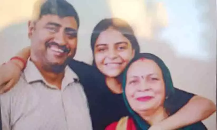 ഡൽഹിയിൽ മൂന്നംഗ കുടുംബം കുത്തേറ്റ് മരിച്ച നിലയിൽ; മകൻ രക്ഷപ്പെട്ടു ഡൽഹിയിൽ മൂന്നംഗ കുടുംബം കുത്തേറ്റ് മരിച്ച നിലയിൽ; മകൻ രക്ഷപ്പെട്ടു