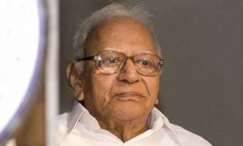 നിയമ സരസ്സിലെ ശ്യാമ ഹംസം നിയമ സരസ്സിലെ ശ്യാമ ഹംസം