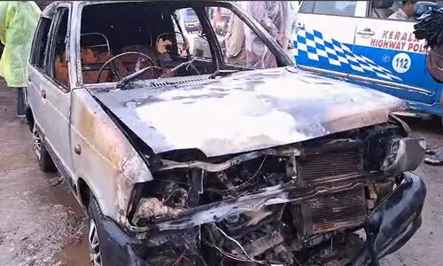 വടകരയിൽ ഓടിക്കൊണ്ടിരുന്ന കാർ കത്തി നശിച്ചു; ഡ്രൈവർ രക്ഷപ്പെട്ടു