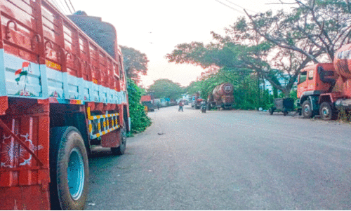 റോഡരികുകൾ കവർന്നും കാഴ്ചമറച്ചും ഭാരവാഹനങ്ങൾ