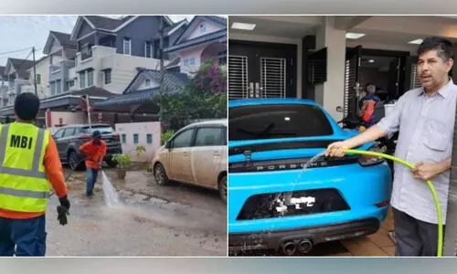 മലേഷ്യ വെള്ളപ്പൊക്കം: ആഡംബര കാറുകൾ ഉൾപ്പെടെ നിരവധി വാഹനങ്ങൾക്കും വീടുകൾക്കും നാശം മലേഷ്യ വെള്ളപ്പൊക്കം: ആഡംബര കാറുകൾ ഉൾപ്പെടെ നിരവധി വാഹനങ്ങൾക്കും വീടുകൾക്കും നാശം