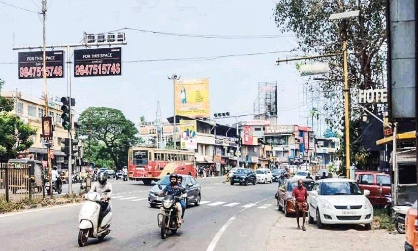 തലതിരിഞ്ഞ ട്രാഫിക് പരിഷ്കാരം; അത്താണിയിൽ അപകടവും ഗതാഗതക്കുരുക്കും പതിവ്​