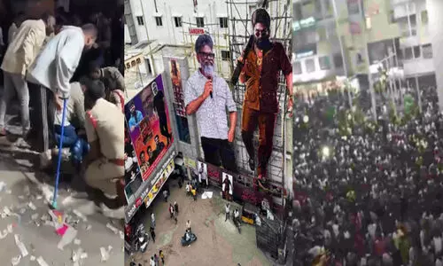 പുഷ്പ-2 റിലീസിനിടെ തിക്കിലും തിരക്കിലും പെട്ട് യുവതിക്ക് ദാരുണാന്ത്യം; മൂന്നു പേർക്ക് ഗുരുതര പരിക്ക് -വിഡിയോ