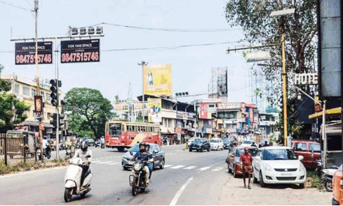 തലതിരിഞ്ഞ ട്രാഫിക് പരിഷ്കാരം; അത്താണിയിൽ അപകടവും ഗതാഗതക്കുരുക്കും പതിവ് തലതിരിഞ്ഞ ട്രാഫിക് പരിഷ്കാരം; അത്താണിയിൽ അപകടവും ഗതാഗതക്കുരുക്കും പതിവ്