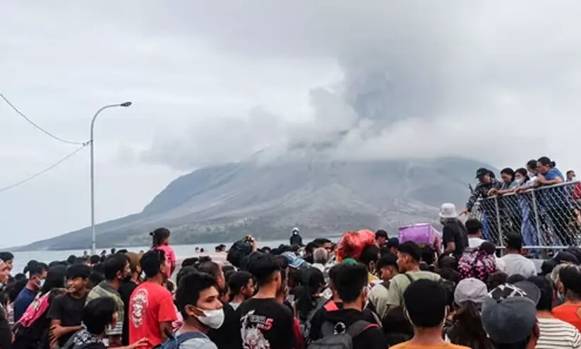 യു.എസിലെ കാലിഫോർണിയയിൽ ശക്തമായ ഭൂചലനം; കെട്ടിടങ്ങൾ വിറച്ചു, സുനാമി മുന്നറിയിപ്പ് പിൻവലിച്ചു യു.എസിലെ കാലിഫോർണിയയിൽ ശക്തമായ ഭൂചലനം; കെട്ടിടങ്ങൾ വിറച്ചു, സുനാമി മുന്നറിയിപ്പ് പിൻവലിച്ചു