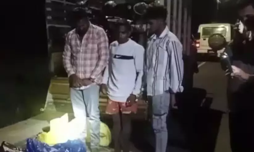 എരുമപ്പെട്ടിയിൽ 80 കിലോ കഞ്ചാവ് പിടികൂടി എരുമപ്പെട്ടിയിൽ 80 കിലോ കഞ്ചാവ് പിടികൂടി