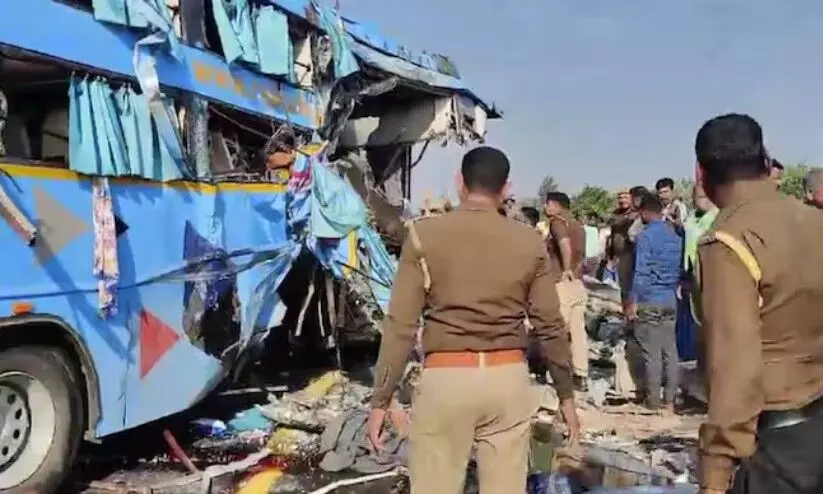 യു.പിയിൽ ബസും ടാങ്കർ ലോറിയും കൂട്ടിയിടിച്ചു; എട്ട് പേർക്ക് ദാരുണാന്ത്യം, 19 പേർക്ക് പരിക്ക് യു.പിയിൽ ബസും ടാങ്കർ ലോറിയും കൂട്ടിയിടിച്ചു; എട്ട് പേർക്ക് ദാരുണാന്ത്യം, 19 പേർക്ക് പരിക്ക്