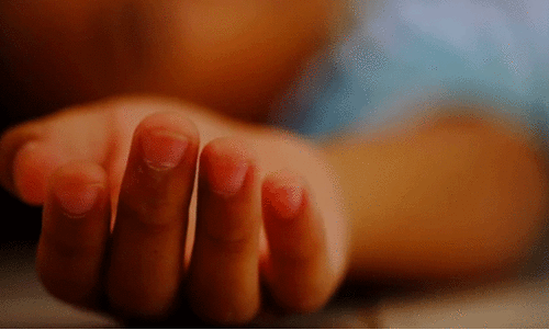 ഇ​രു​മ്പു​ഗേ​റ്റ് ദേ​ഹ​ത്തു​വീ​ണ് ആ​റു​വ​യ​സ്സു​കാ​ര​ൻ മ​രി​ച്ചു