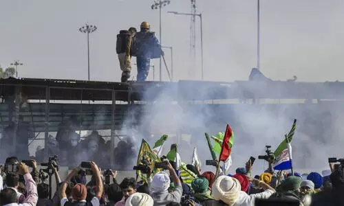 കർഷകരുടെ ഡൽഹി മാർച്ച് അതിർത്തിയിൽ തടഞ്ഞു; കണ്ണീർ വാതകം പ്രയോഗിച്ച് ഹരിയാന പൊലീസ് കർഷകരുടെ ഡൽഹി മാർച്ച് അതിർത്തിയിൽ തടഞ്ഞു; കണ്ണീർ വാതകം പ്രയോഗിച്ച് ഹരിയാന പൊലീസ്