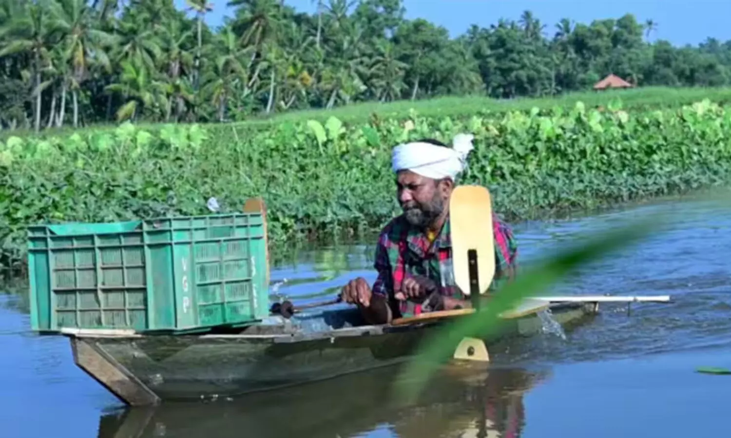 വെള്ളായണി കായല്‍ ശുചീകരണത്തില്‍ ഒറ്റയാള്‍ പ്രവര്‍ത്തനം നടത്തുന്ന ബിനുവിന് ഫൈബര്‍ ബോട്ട് നല്‍കുന്നു‌