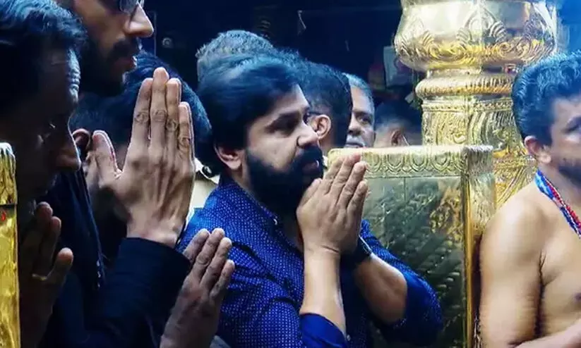 ശബരിമലയിൽ ദിലീപിന്റെ ‘വി.ഐ.പി’ ദർശനത്തെ വീണ്ടും വിമർശിച്ച് ഹൈകോടതി ശബരിമലയിൽ ദിലീപിന്റെ ‘വി.ഐ.പി’ ദർശനത്തെ വീണ്ടും വിമർശിച്ച് ഹൈകോടതി
