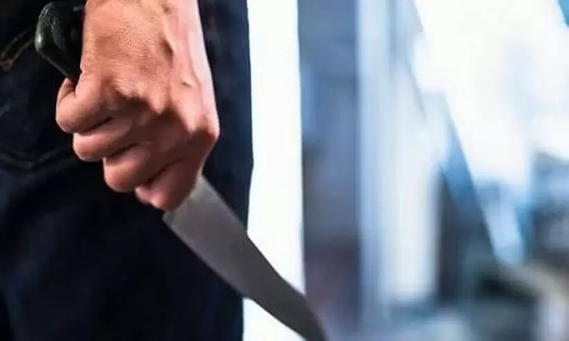 പഠനത്തിൽ ശ്രദ്ധിക്കാൻ ഉപദേശം; അധ്യാപകരെ കുത്തി പരിക്കേൽപ്പിച്ച് വിദ്യാർഥി പഠനത്തിൽ ശ്രദ്ധിക്കാൻ ഉപദേശം; അധ്യാപകരെ കുത്തി പരിക്കേൽപ്പിച്ച് വിദ്യാർഥി