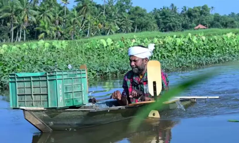 വെള്ളായണി കായല് ശുചീകരണത്തില് ഒറ്റയാള് പ്രവര്ത്തനം നടത്തുന്ന ബിനുവിന് ഫൈബര് ബോട്ട് നല്കുന്നു വെള്ളായണി കായല് ശുചീകരണത്തില് ഒറ്റയാള് പ്രവര്ത്തനം നടത്തുന്ന ബിനുവിന് ഫൈബര് ബോട്ട് നല്കുന്നു