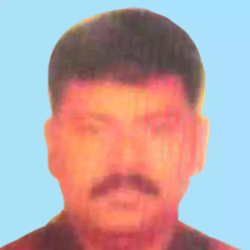 ഡ്രൈ​വ​ർ കു​ഴ​ഞ്ഞു​വീ​ണ് മ​രി​ച്ചു; നി​യ​ന്ത്ര​ണം​വി​ട്ട ലോ​റി​യി​ടി​ച്ച് മൂ​ന്നു പേ​ര്‍ക്ക് പ​രി​ക്ക്