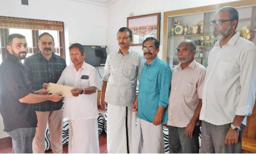 ഒ.​ഐ.​സി.​സി പ്ര​വാ​സി സു​ര​ക്ഷാ​ പ​ദ്ധ​തി ധ​ന​സ​ഹാ​യം കൈ​മാ​റി