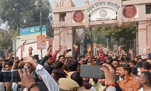 കാമ്പസിൽ നിന്ന് മുസ്‍ലിം പള്ളി മാറ്റണമെന്നാവശ്യപ്പെട്ട് വിദ്യാർഥികളുടെ പ്രതിഷേധം; ഹനുമാൻ ചാലിസ ചൊല്ലി നമസ്കാരം തടസ്സപ്പെടുത്തി