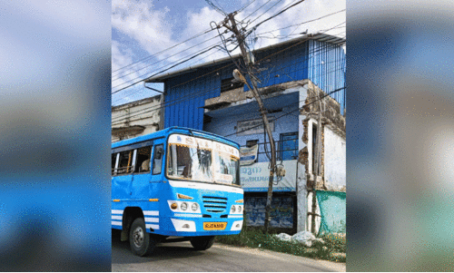 മം​ഗ​ലം-​ഗോ​വി​ന്ദാ​പു​രം അ​ന്ത​ർ​സം​സ്ഥാ​ന പാ​ത;   അ​പ​ക​ട​ക്കെ​ണി​യാ​യി 36 വൈ​ദ്യു​തി തൂ​ണു​ക​ൾ